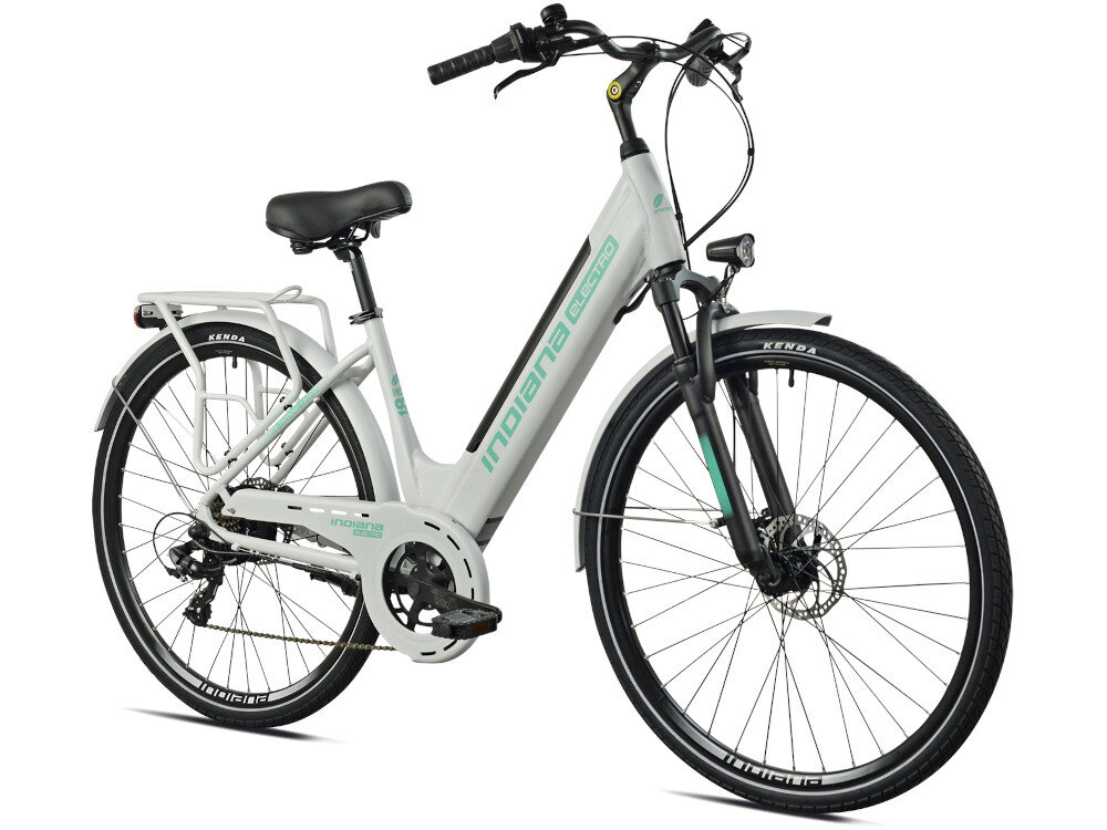 Rower elektryczny INDIANA E-Trekking 3.0 D18 28 cali Biały rower na białym tle widoczny od przodu pod skosem uniwersalny środek codziennego transportu do weekendowych przejażdżek elektryczny układ napędowy