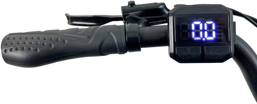 Rower elektryczny INDIANA E-Trekking 3.0 D18 28 cali Biały manetka na białym tle zbliżenie na wyświetlacz kierownica manetki pokryte antypoślizgowym materiałem pewny chwyt komputer pokładowy LCD monitorowanie kluczowych parametrów dzwonek