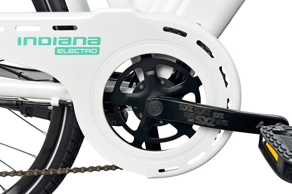 Rower elektryczny INDIANA E-Trekking 3.0 D18 28 cali Biały zbliżenie na osłonę łańcucha osłona łańcucha ochrona przed brudem długa żywotność łańcucha bezpieczeństwo użytkowania błotniki ochrona przed zachlapaniem i brudem zapobiegają przenoszeniu brudu z koła na ramę i ubranie użytkownika