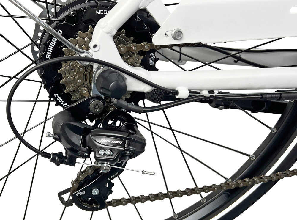 Rower elektryczny INDIANA E-Trekking 3.0 D18 28 cali Biały zbliżenie na przerzutkę manetki SHIMANO Revoshift typu RV400-7R 7 Speed 7 biegów przerzutki marki SHIMANO duża wytrzymałość sprawne działanie zmiana biegów jest płynna i bezproblemowa tylna przerzutka SHIMANO Tourney