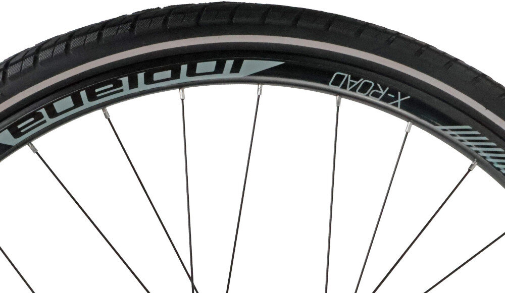 Rower trekkingowy INDIANA X-Road 4.0 M17 28 cali męski Ciemno-szary zbliżenie na oponę rozmiar koła 28 cali łatwe pokonywanie przeszkód duży kontakt koła z podłożem szerokie opony marki KENDA dobra przyczepność stożkowe obręcze marki BERETTA zachowanie regularnego kształtu kół stabilne trzymanie opony bezpieczna i komfortowa jazda regularne sprawdzanie ciśnienia powietrza wartość na bocznej części opony