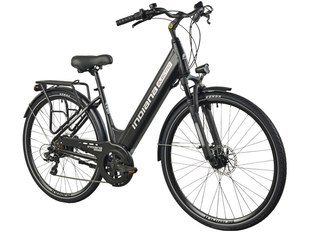 Rower elektryczny INDIANA E-Trekking 3.0 D18 28 cali Czarny rower na białym tle widoczny od przodu pod skosem uniwersalny środek codziennego transportu do weekendowych przejażdżek elektryczny układ napędowy