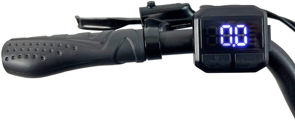 Rower elektryczny INDIANA E-Trekking 3.0 D18 28 cali Czarny manetka na białym tle zbliżenie na wyświetlacz kierownica manetki pokryte antypoślizgowym materiałem pewny chwyt komputer pokładowy monitorowanie kluczowych parametrów dzwonek