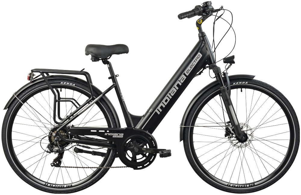 Rower elektryczny INDIANA E-Trekking 3.0 D18 28 cali Czarny rower na białym tle widoczny z boku komfort jazdy odpowiednią kontrolę nad rowerem 18-calowa aluminiowa rama lekki zwinny łatwo go podnieść odporność na korozję kalkulator rozmiaru ramy odpowiednio dobrany rozmiar ramy wzrost mierzony w zrelaksowanej pozycji typ roweru