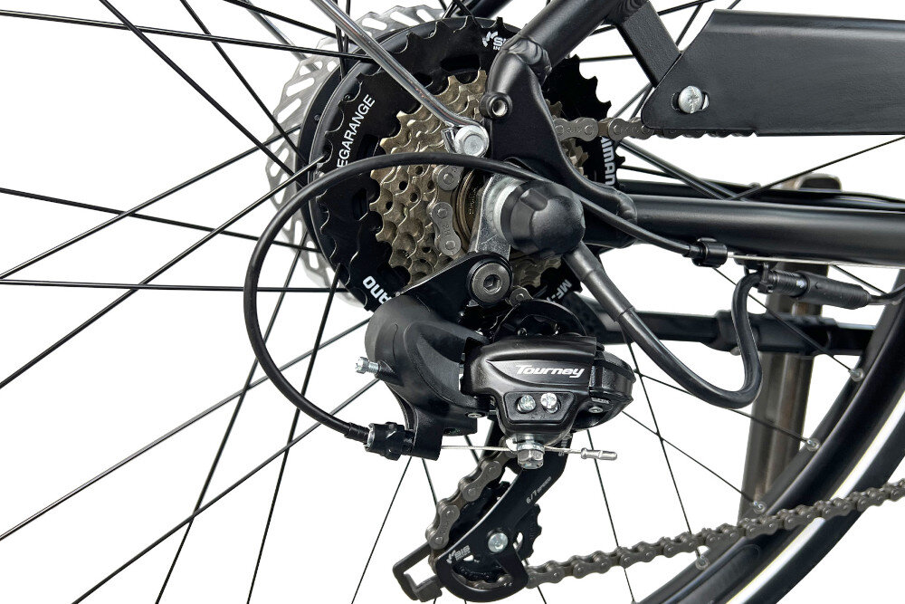 Rower elektryczny INDIANA E-Trekking 3.0 D18 28 cali Czarny zbliżenie na przerzutkę manetki SHIMANO Revoshift typu RV400-7R 7 Speed 7 biegów przerzutki marki SHIMANO duża wytrzymałość sprawne działanie zmiana biegów jest płynna i bezproblemowa tylna przerzutka SHIMANO Tourney