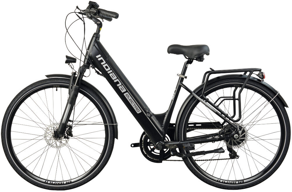 Rower elektryczny INDIANA E-Trekking 3.0 D18 28 cali Czarny rower na białym tle widoczny z boku lekka i wydajna korba marki AMAR typu SXZ 52T x 170 mm wolnobieg marki SHIMANO typu MF-TZ500-7 14x34T 7V solidny wytrzyma obciążenie nawet w trudnych warunkach wytrzyma bardzo duży nacisk na pedały