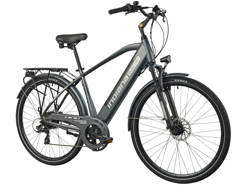 Rower elektryczny INDIANA E-Trekking 3.0 M20 28 cali Czarny rower na białym tle widoczny od przodu pod skosem uniwersalny środek codziennego transportu do weekendowych przejażdżek elektryczny układ napędowy