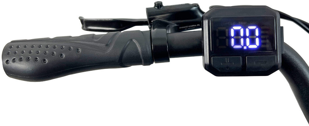 Rower elektryczny INDIANA E-Trekking 3.0 M20 28 cali Czarny manetka na białym tle zbliżenie na wyświetlacz kierownica manetki pokryte antypoślizgowym materiałem pewny chwyt komputer pokładowy monitorowanie kluczowych parametrów dzwonek