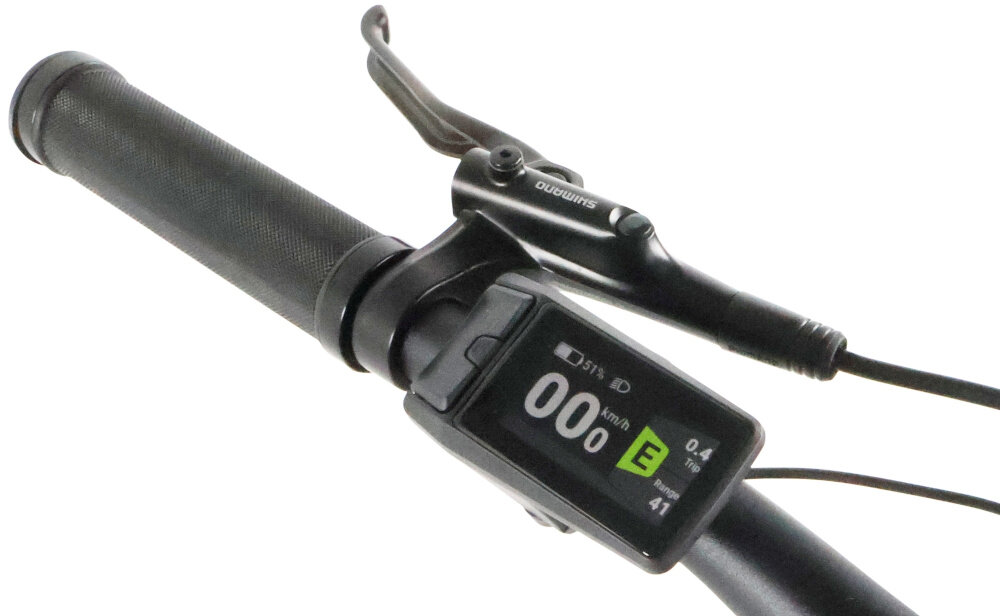 Rower elektryczny INDIANA E-MTB 2.0 M19 29 cali Czarny manetka na białym tle zbliżenie na wyświetlacz kierownica manetki pokryte antypoślizgowym materiałem pewny chwyt komputer pokładowy LCD monitorowanie kluczowych parametrów dzwonek