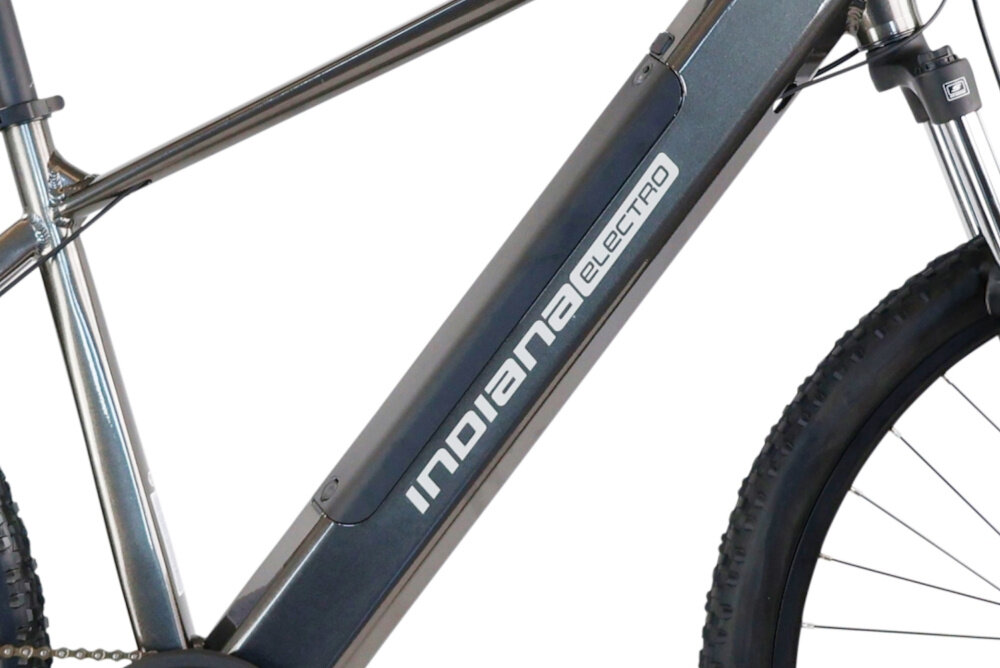 Rower elektryczny INDIANA E-MTB 2.0 M19 29 cali Czarny zbliżenie na baterię umieszczoną w ramie zasięg do 80 km bateria Li-Ion napięcie 36 V pojemność 13 Ah 468 Wh czas ładowania około 6-8 godzin żywotność baterii około 500 ładować bateria w ramie zintegrowana z konstrukcją roweru
