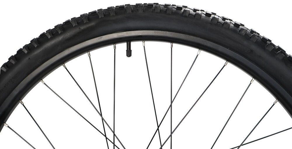 Rower elektryczny INDIANA E-MTB 2.0 M19 29 cali Czarny zbliżenie na oponę zdjęcie na białym tle rozmiar koła 29 cali łatwe pokonywanie przeszkód opony marki KENDA dobra przyczepność dwuściankowe obręcze zachowanie regularnego kształtu kół stabilne trzymanie opony bezpieczna i komfortowa jazda regularne sprawdzanie ciśnienia powietrza wartość na bocznej części opony