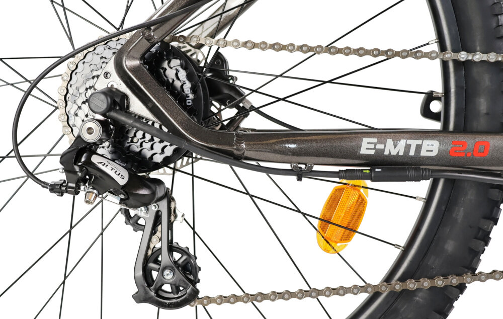 Rower elektryczny INDIANA E-MTB 2.0 M19 29 cali Czarny zbliżenie na przerzutkę manetki SHIMANO Altus typu 8 Speed 8 biegów tylna przerzutka SHIMANO Altus technologia SHADOW przerzutka jest schowana i mniej narażona na uszkodzenia duża wytrzymałość sprawne działanie płynna bezproblemowa zmiana biegów