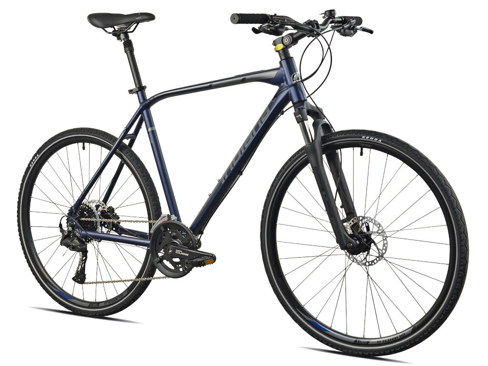 Rower crossowy INDIANA X-Cross 5.0 M17 28 cali męski Ciemnoszary rower na białym tle widoczny od przodu po skosie uniwersalny pojazd jednośladowy do jazdy na drogach asfaltowych i gruntowych polnych dróżkach wygodna wyprostowana pozycja ciała łatwa kontrola kierownica i siodełko są regulowane można ustawić do jazdy w pozycji pochylonej