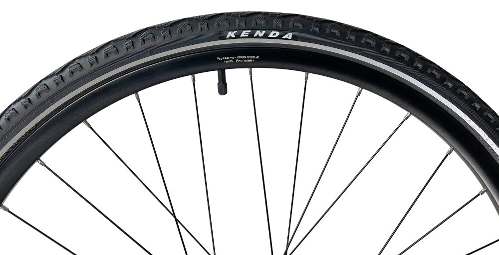 Rower crossowy INDIANA X-Cross 5.0 M17 28 cali męski Ciemnoszary zbliżenie na oponę rozmiar koła 28 cali łatwe pokonywanie przeszkód duży kontakt koła z podłożem szerokie opony marki KENDA dobra przyczepność dwuściankowych obręczach marki BERETTA zachowanie regularnego kształtu kół stabilne trzymanie opony bezpieczna i komfortowa jazda regularne sprawdzanie ciśnienia powietrza wartość na bocznej części opony