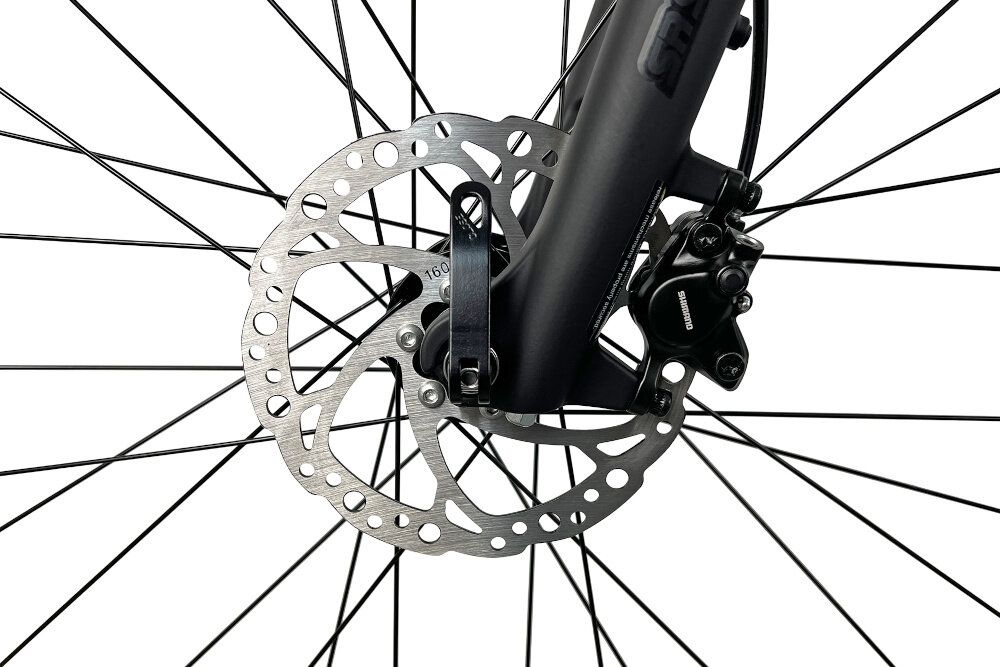 Rower crossowy INDIANA X-Cross 5.0 M17 28 cali męski Ciemnoszary zbliżenie na tylny hamulec podstawa bezpieczeństwa hamulce tarczowe hydrauliczne duża siła hamowania w każdych warunkach pogodowych i na każdej trasie płyn hamulcowy hamulce z przodu i z tyłu podwójny pakiet bezpieczeństwa