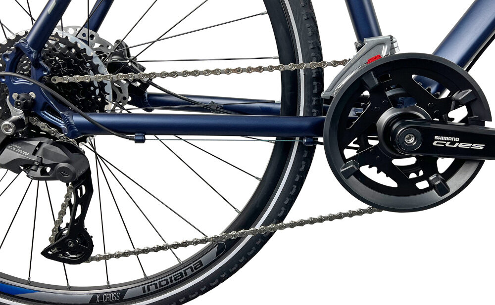 Rower crossowy INDIANA X-Cross 5.0 M17 28 cali męski Ciemnoszary zbliżenie na korbę wolnobieg i łańcuch lekka wydajna konstrukcja korby korba SHIMANO typu U4010-2 z osłoną łańcucha 46-30T/170 kaseta SHIMANO typu CS-LG300 10V 11-39T solidność wytrzyma bardzo duży nacisk na pedały