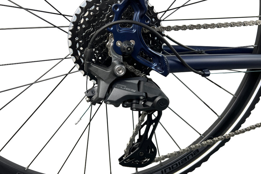 Rower crossowy INDIANA X-Cross 5.0 M23 28 cali męski Ciemnoszary zbliżenie na tylną przerzutkę przerzutki marki przerzutki marki SHIMANO 20 biegów duża wytrzymałość sprawne działanie zmiana biegów jest płynna i bezproblemowa napęd SHIMANO CUES płynna i szybka zmiana przełożeń wytrzymałość