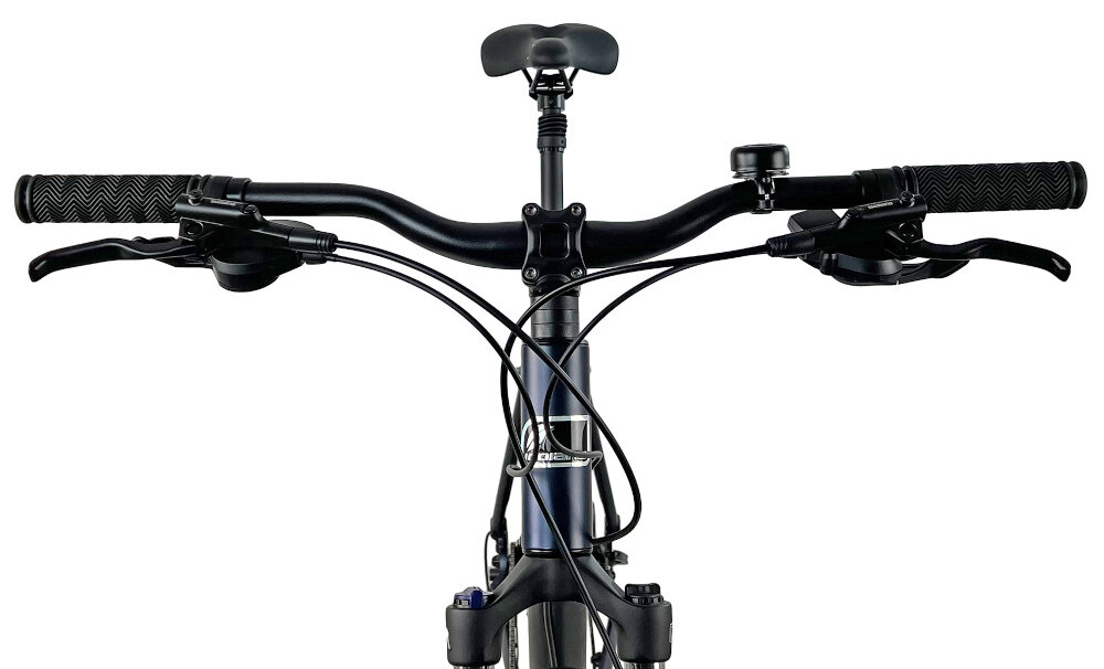 Rower crossowy INDIANA X-Cross 5.0 M23 28 cali męski Ciemnoszary zbliżenie na kierownicę kierownica widoczna od przodu aluminiowa kierownica marki MODE typu HB-023 W.680 aluminiowy wspornik PROMAX typu Multiset Ahed.Ma-570 lekkość trwałość manetki pokryte antypoślizgowym materiałem pewny chwyt