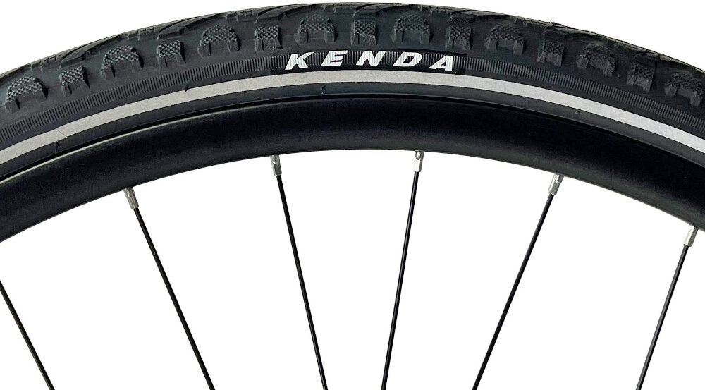 Rower crossowy INDIANA X-Cross 5.0 D19 28 cali damski Ciemnoszary zbliżenie na oponę rozmiar koła 28 cali łatwe pokonywanie przeszkód duży kontakt koła z podłożem szerokie opony marki KENDA dobra przyczepność dwuściankowych obręczach marki BERETTA zachowanie regularnego kształtu kół stabilne trzymanie opony bezpieczna i komfortowa jazda regularne sprawdzanie ciśnienia powietrza wartość na bocznej części opony