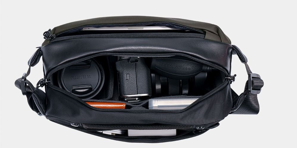 Rzut z góry na zawartość torby K&F Concept Alpha Sling Bag 10 l
