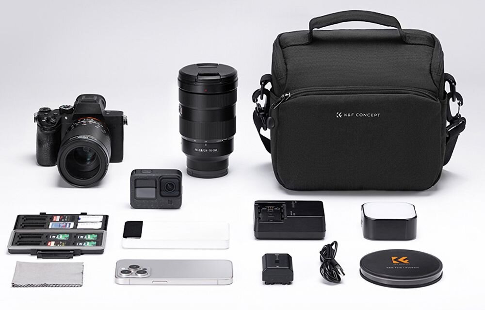 Czarna torba K&F Concept Camera Sling Bag 5 l na szarym tle. Wokół sprzęt i akcesoria fotograficzne, które można w niej zmieścić