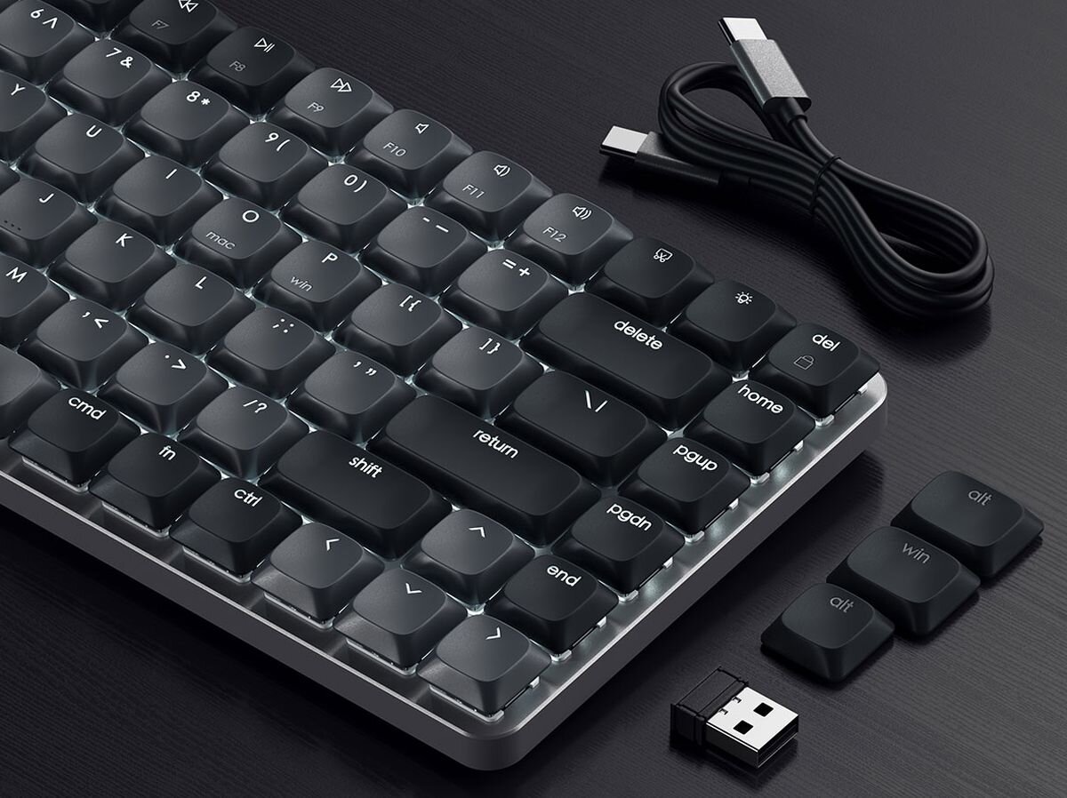 SATECHI Slim SM1 - klawiatura na ciemnym blacie, obok klawisze i kabel Usb-c do Usb-c