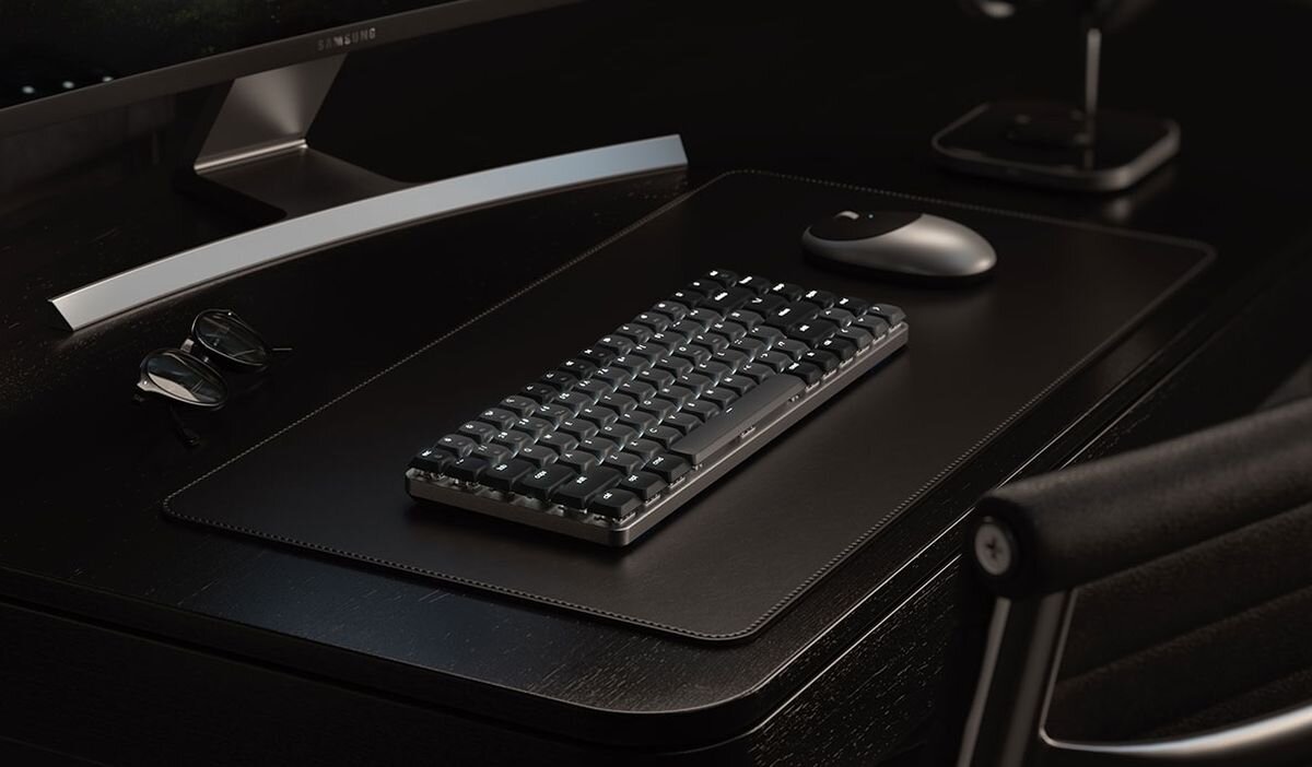 SATECHI Slim SM1 Bluetooth bezprzewodowe połączenie szybkie przełączanie między urządzeniami tryb 2.4 GHz z odbiornikiem USB-A połączenie przewodowe przez USB-C - klawiatura na ciemnym biurku