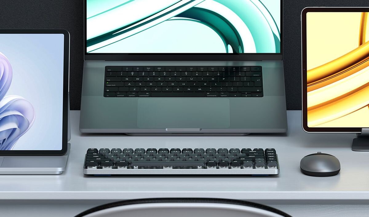 SATECHI Slim SM1 SATECHI Slim SM1  białe podświetlenie wieloma trybami efektów świetlnych słabym oświetleniu Regulacja trybów i jasności bez konieczności instalowania dodatkowego oprogramowania - klawiatura przed laptopem na jasnym blacie