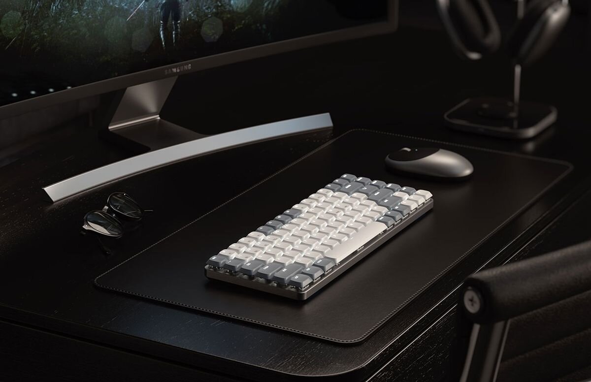 SATECHI Slim SM1 Bluetooth bezprzewodowe połączenie szybkie przełączanie między urządzeniami tryb 2.4 GHz z odbiornikiem USB-A połączenie przewodowe przez USB-C - klawiatura na ciemnym biurku