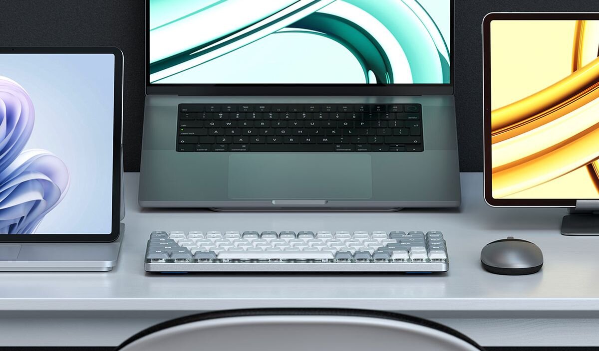 SATECHI Slim SM1 SATECHI Slim SM1  białe podświetlenie wieloma trybami efektów świetlnych słabym oświetleniu Regulacja trybów i jasności bez konieczności instalowania dodatkowego oprogramowania - klawiatura przed laptopem na jasnym blacie