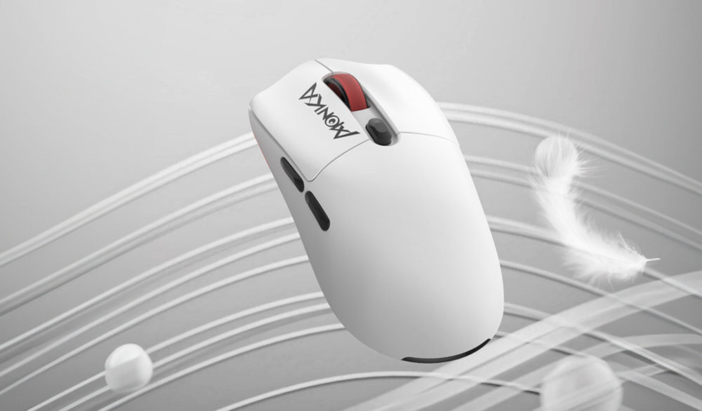 MARVO Monka Guru trzema trybami: bezprzewodowym 2.4 GHz, przewodowym USB-C i Bluetooth stabilne połączenie niskie opóźnienie - myszka na siwym tle obok piurko