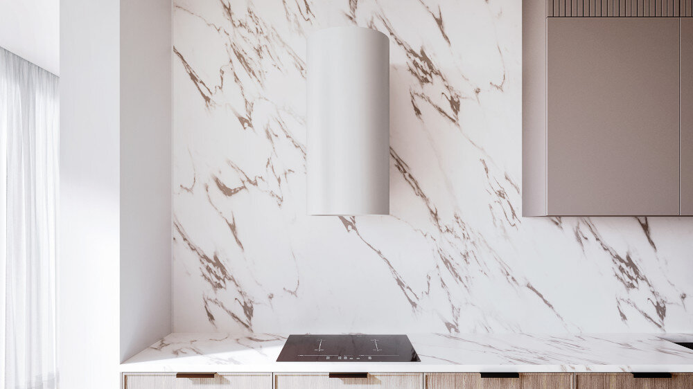 Okap LANILIA Newelio 39.1 Zbliżenie na biały okap tuba pokazuje dolną część urządzenia z metalowym filtrem na tle ściany wykończonej płytami o marmurowym wzorze komfort gotowania usuwanie zapachów para tłuszcz świeże powietrze kolor biały