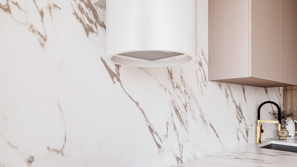 Okap LANILIA Newelio 39.1 Okap w kształcie tuby wisi centralnie nad płytą indukcyjną na szerokiej ścianie z jasnego „marmuru”, obok beżowych szafek górnych wydajność 635 m³/h szybkie oczyszczanie powietrza czysta kuchnia brak zapachów cicha praca komfort spokój efektywna praca