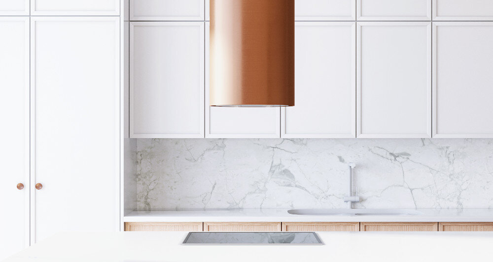 OKAP GLOBALO CYLINDRO ISOLA 39.7 MIEDŹ MAT Zdjęcie przedstawia detal okapu w kształcie miedzianej tuby, zawieszonego nad wyspą kuchenną. W tle widoczna jest jasna ściana z pionowymi drewnianymi listwami i cztery obrazy w ramkach. Poniżej częściowo widać drewniany stół z krzesłami oraz elementy blatu kuchennego z doniczką. Kompozycja podkreśla elegancki design oraz wykończenie wnętrza czyste powietrze wydajność 742 m3/h usuwanie pary tłuszczu zapachów tryb wyciąg tryb pochłaniacz filtr aluminiowy filtr węglowy wentylacja świeżość kuchnia okap skuteczny