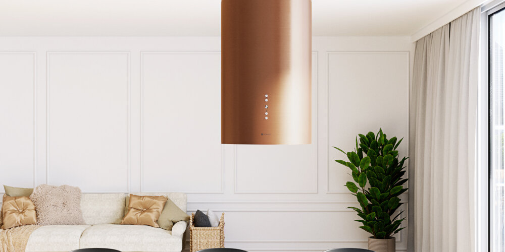 OKAP GLOBALO CYLINDRO ISOLA 39.7 MIEDŹ MAT  Zdjęcie przedstawia zbliżenie na panel sterowania okapu kuchennego w miedzianej, matowym wykończeniu firmy Globalo. Centralnie widoczny jest cyfrowy wyświetlacz i przyciski do regulacji mocy oraz oświetlenia urządzenia. Po bokach znajdują się lampy wiszące, a w tle widoczne są noże kuchenne w bloku oraz doniczka z rośliną. Kompozycja podkreśla elegancję i intuicyjną obsługę sprzętu komfort cicha praca 46 dB sterowanie soft-touch wyświetlacz LED 3 poziomy mocy funkcja boost timer 10–90 min automatyczne wyłączenie wygoda użytkowania okap kuchenny