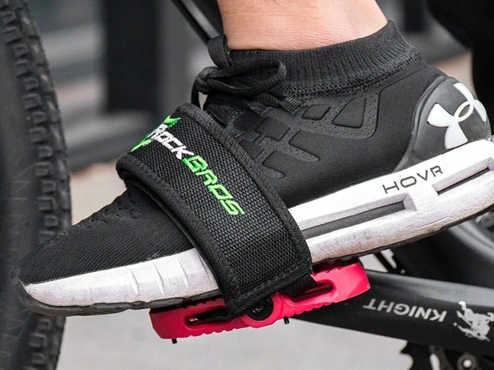 Paski do pedałów rowerowych ROCKBROS GZT1001 Czarny, rzep, regulacja, dopasowanie, zapięcie, But sportowy wpięty w pedał z paskiem.