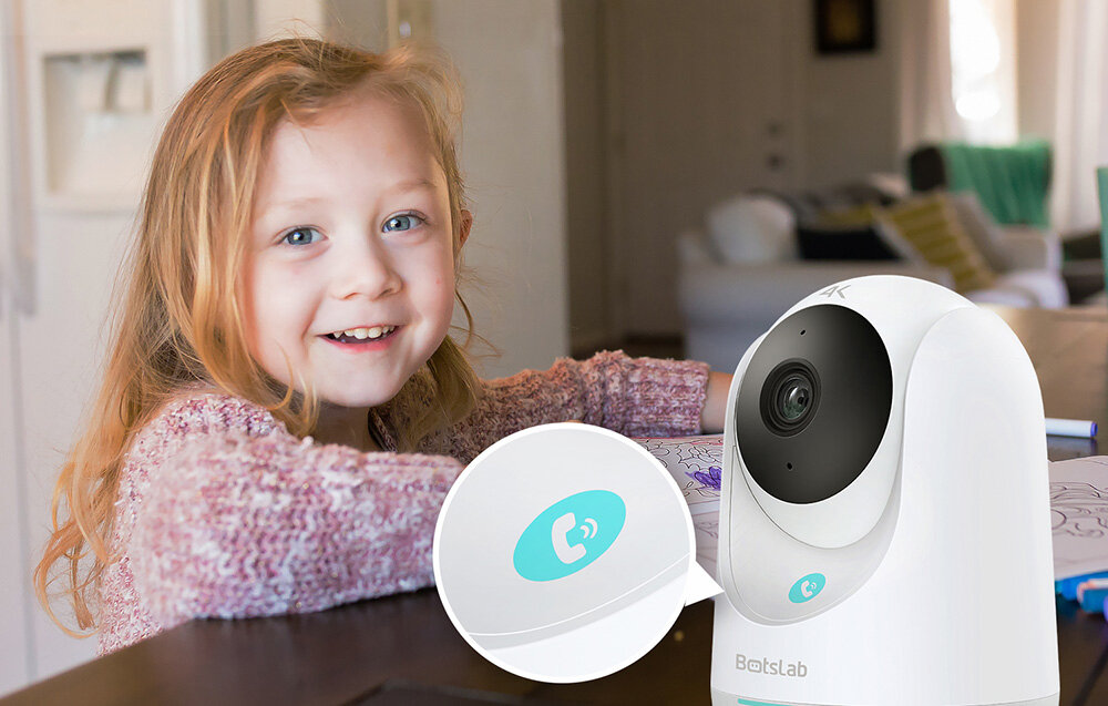 Kamera BOTSLAB C224 - Przechowywanie nagrań, dziecko przy stole, kamera stojąca na stole pod skosem
