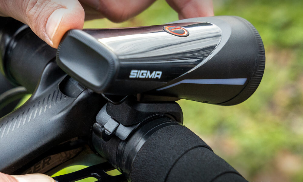 Zestaw lampek rowerowych SIGMA Aura 100 Blaze Stan akumulatora Szybki montaż Lampa przednia Tylna lampka uchwyt