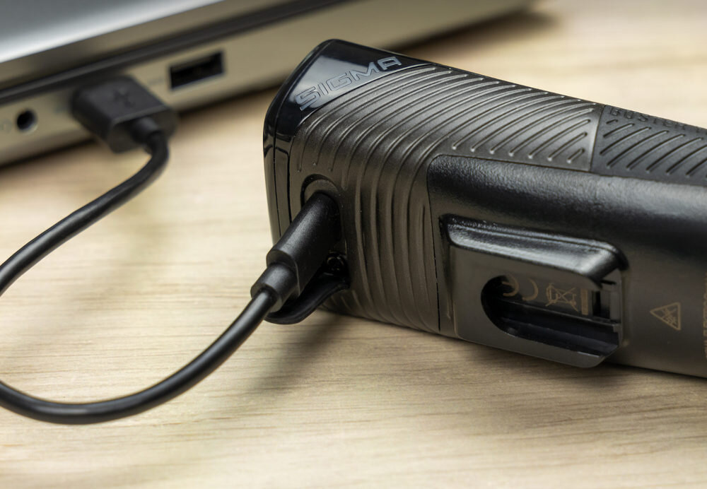 Lampka rowerowa SIGMA Buster 1100 FL Szybkie ładowanie jonowo-litowy akumulator wskaźniki nałodowania poziom baterii