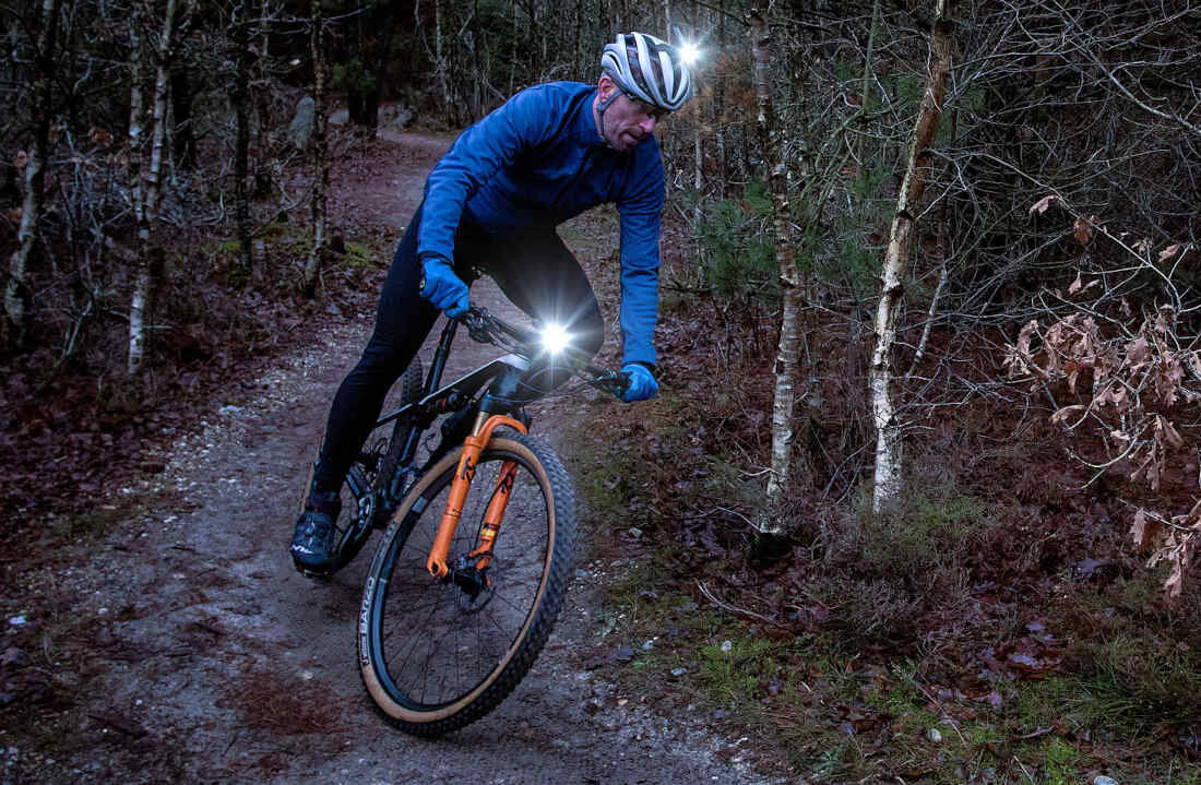 Lampka rowerowa SIGMA Aura 60 FL oświetlenie zasięg natężenie Funkcja Light Guide