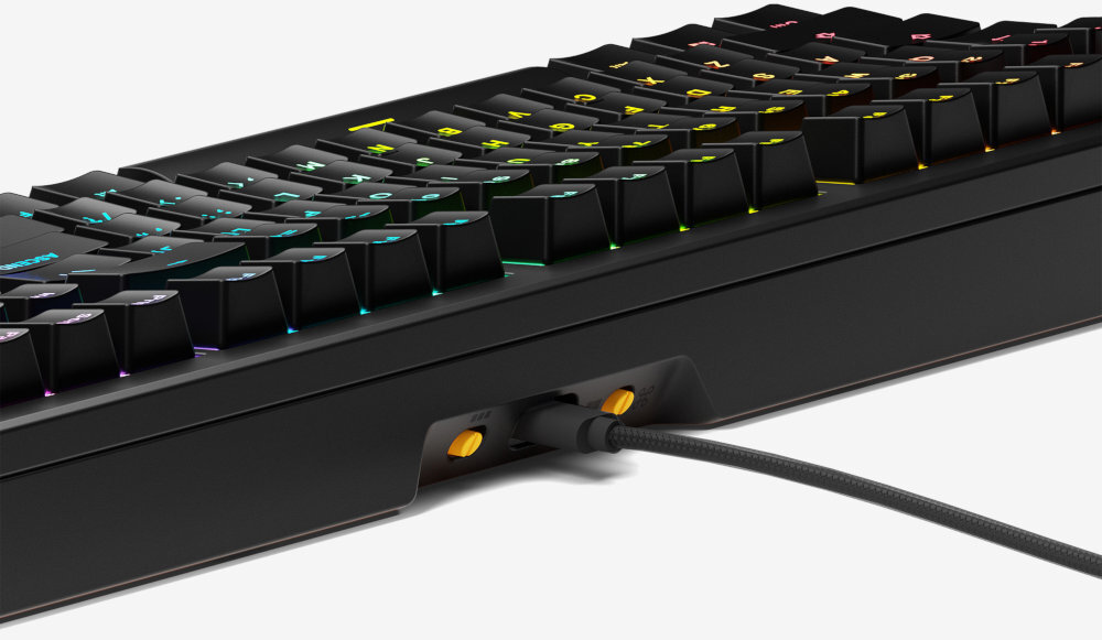 GLORIOUS GMMK 3 Prebuilt HE GMMK 3 oprogramowanie Glorious CORE 2.1 konfiguracji iluminacji RGB dla poszczególnych klawiszy i emblematu definiowanie złożonych sekwencji makr i skrótów profilami użytkownika - kadr na port USB-C z podłączonym kablem