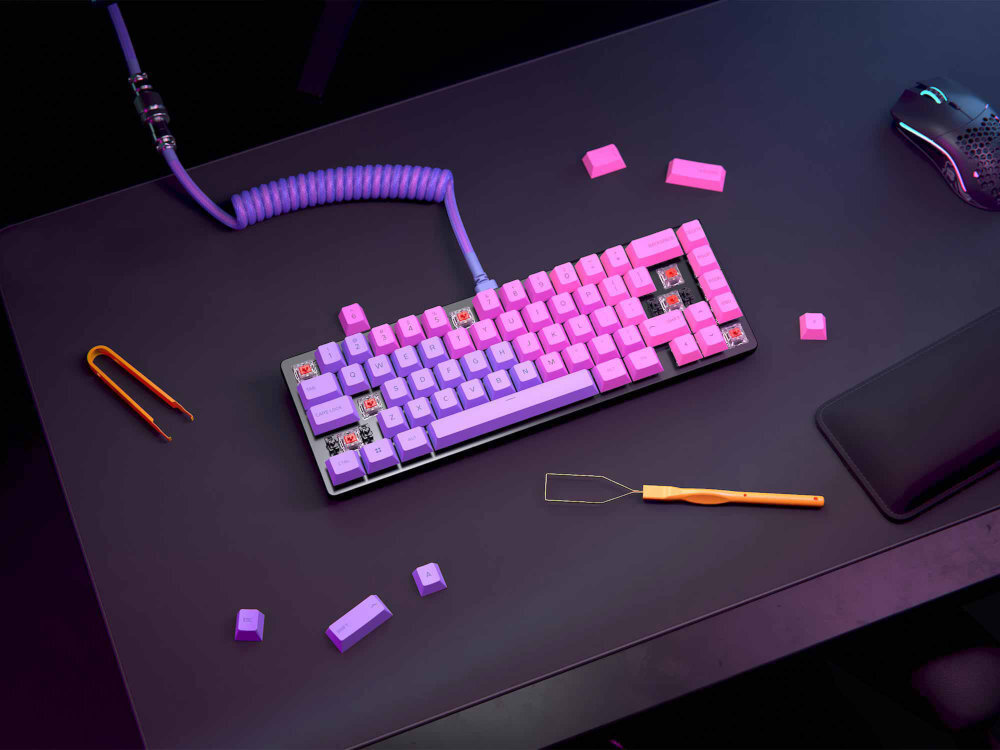 GLORIOUS GMMK 3 GMMK 3 dziewięć wariantów modułowych górny i dolny segment obudowy podświetlany emblemat Glorious przełącznik keycapy doubleshot GPBT odporne na blaknięcie i ścieranie Aluminiowa płyta montażowa płytek z innych materiałów - klawiatura na biurku z oświetleniem rgb, wyciągnięte przyciski oraz widoczne przyrządy