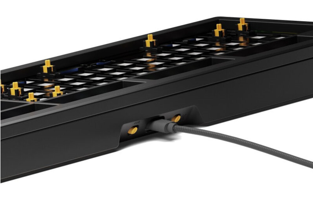 GLORIOUS GMMK 3 Barebones GMMK 3 Barebones oprogramowanie Glorious CORE 2.1 konfiguracji iluminacji RGB dla poszczególnych klawiszy i emblematu definiowanie złożonych sekwencji makr i skrótówfilami użytkownika - kadr na port USB-C z podłączonym kablem