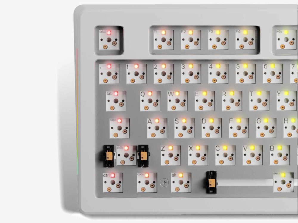 GLORIOUS GMMK 3 Prebuilt HE konfigurowalne pokrętło: obrót reguluje głośność naciśnięcie odtwarzanie multimediów, wycisza dźwięk aktywuje spersonalizowaną funkcję zaprogramowaną przez Glorious CORE Podwójna warstwa specjalistycznej pianki wygłuszającej Windows oraz macOS przełączanie funkcji klawiszy modyfikujących przełącznikowi - klawiatura bez klawiszy i przełączników