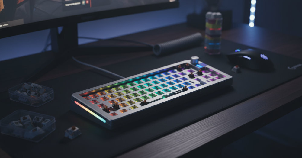 GLORIOUS GMMK 3 Barebones Pro - klawiatura na gamingowym biurku z zakrzywionym monitorem