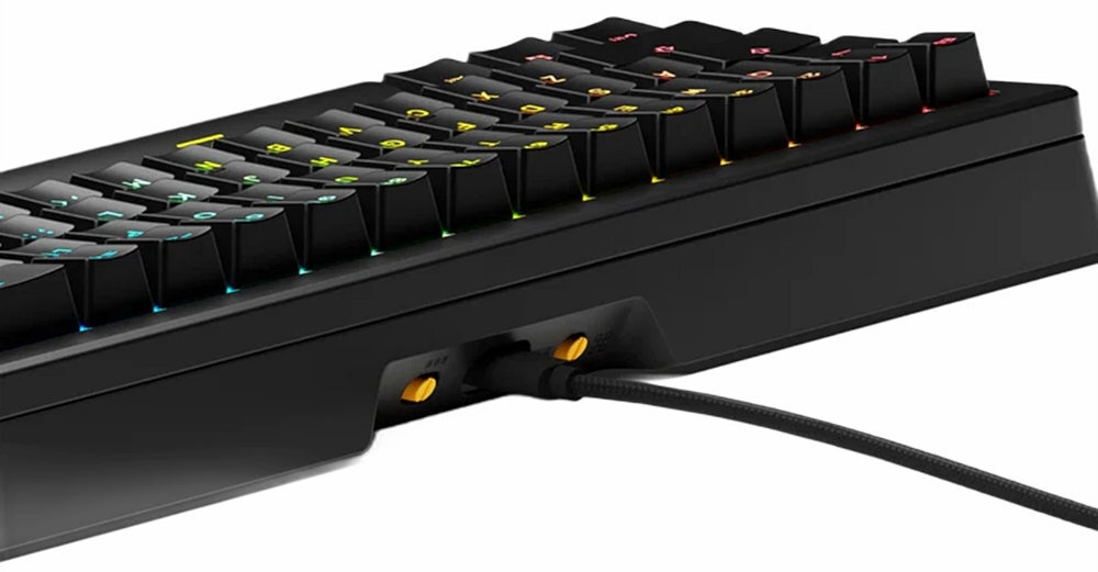 GLORIOUS GMMK 3 Pro GMMK 3 Pro oprogramowanie Glorious CORE 2.1 konfiguracji iluminacji RGB dla poszczególnych klawiszy i emblematu definiowanie złożonych sekwencji makr i skrótów profilami użytkownika - kadr na port USB-C z podłączonym kablem