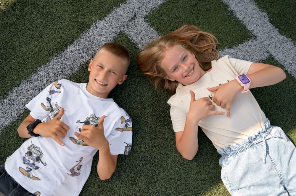Smartwatch Garett Kids Essa 4G ekran bateria czujniki zdrowie sport pasek ładowanie pojemność rozdzielczość łączność sterowanie krew puls rozmowy smartfon aplikacja