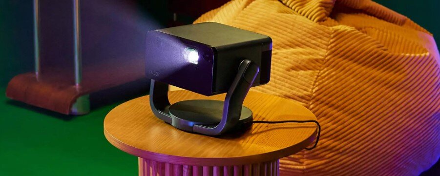 Projektor EPSON EpiqVision EF-22B - Inteligentna rozrywka, projektor sotjący na stoliku