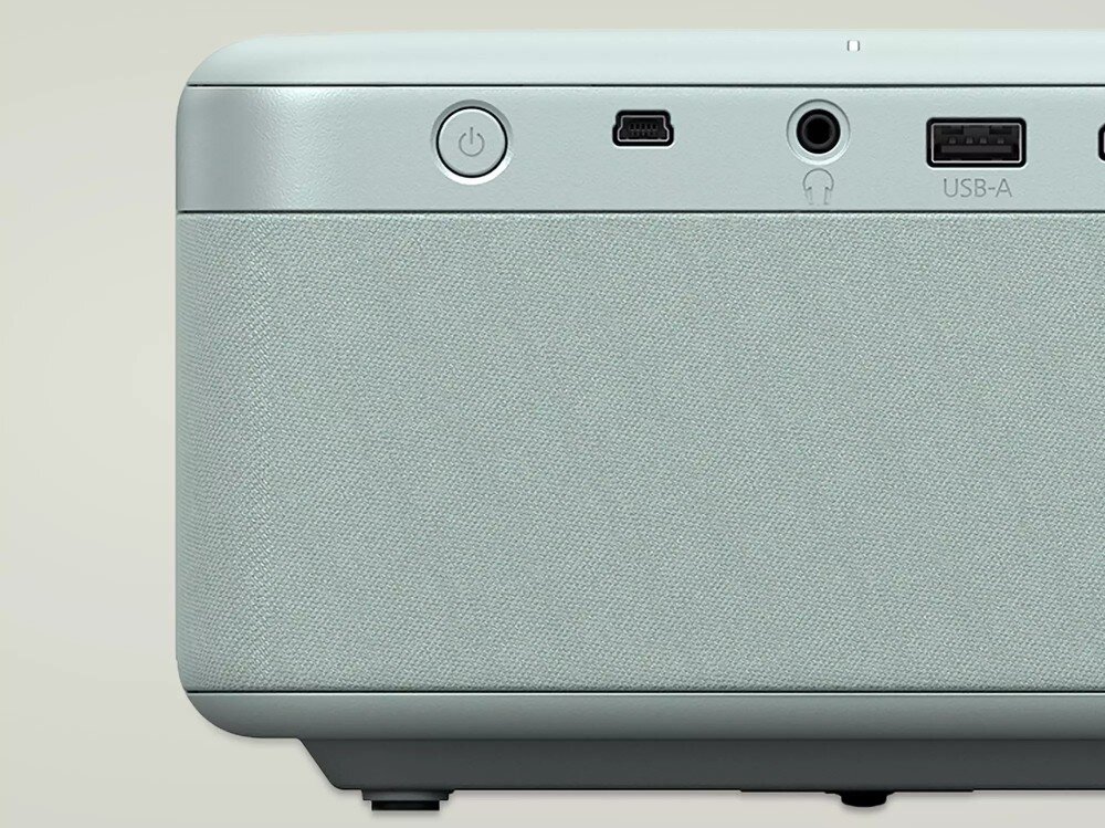 Projektor EPSON EF-21G Tył projektora z portami: widoczne złącza, w tym wejście USB, wyjście audio, port zasilania i przycisk włączania, system Android, Asystent Google, porty