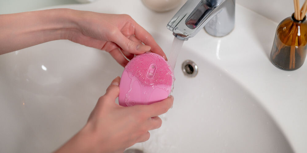 Szczoteczka do twarzy HUMANAS Aura Foam Różowy różowa szczoteczka wypustki otwór mycie pod bieżącą wodą w pełni bezpieczne korzystanie z normą IPX6 całkowicie wodoodporna w dowolnym miejscu pełna odporność na wodę spłukać resztki piany pod bieżącą wodą pozostawić do wyschnięcia